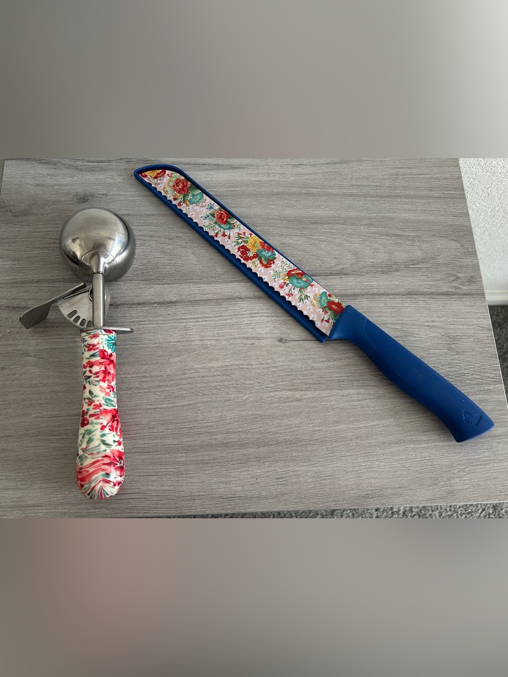 The Pioneer Woman Ice Cream Scoop & 8" Serrated Bread Knife with Sheath
